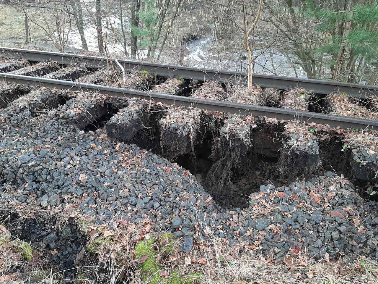 Uszkodzony przez wody rzeki Radawka przepust kolejowy Easy Resizecom